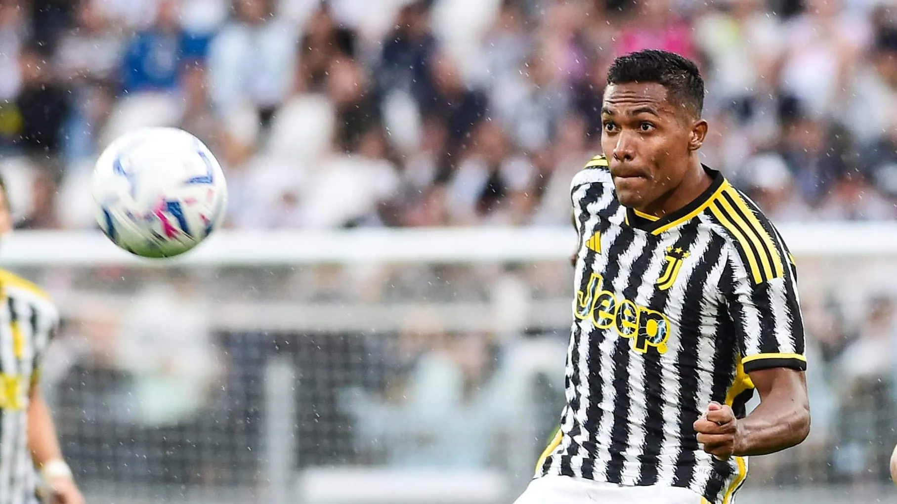 Alex Sandro d&aacute; prioridade ao S&atilde;o Paulo, mas neg&oacute;cio segue distante;&nbsp;entenda
