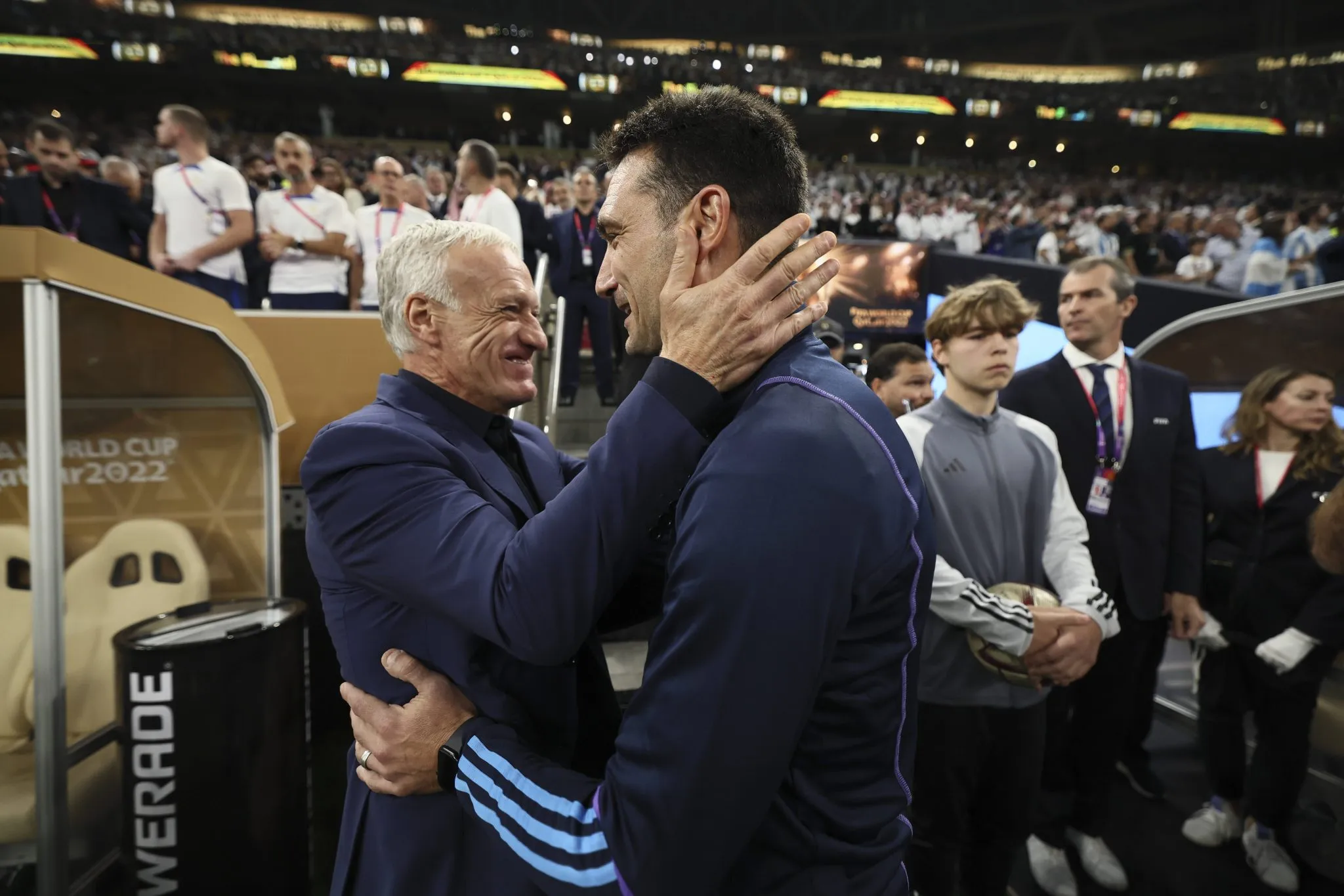 Didier Deschamps e Lionel Scaloni se cumprimentam durante final da Copa do Mundo de 2022 