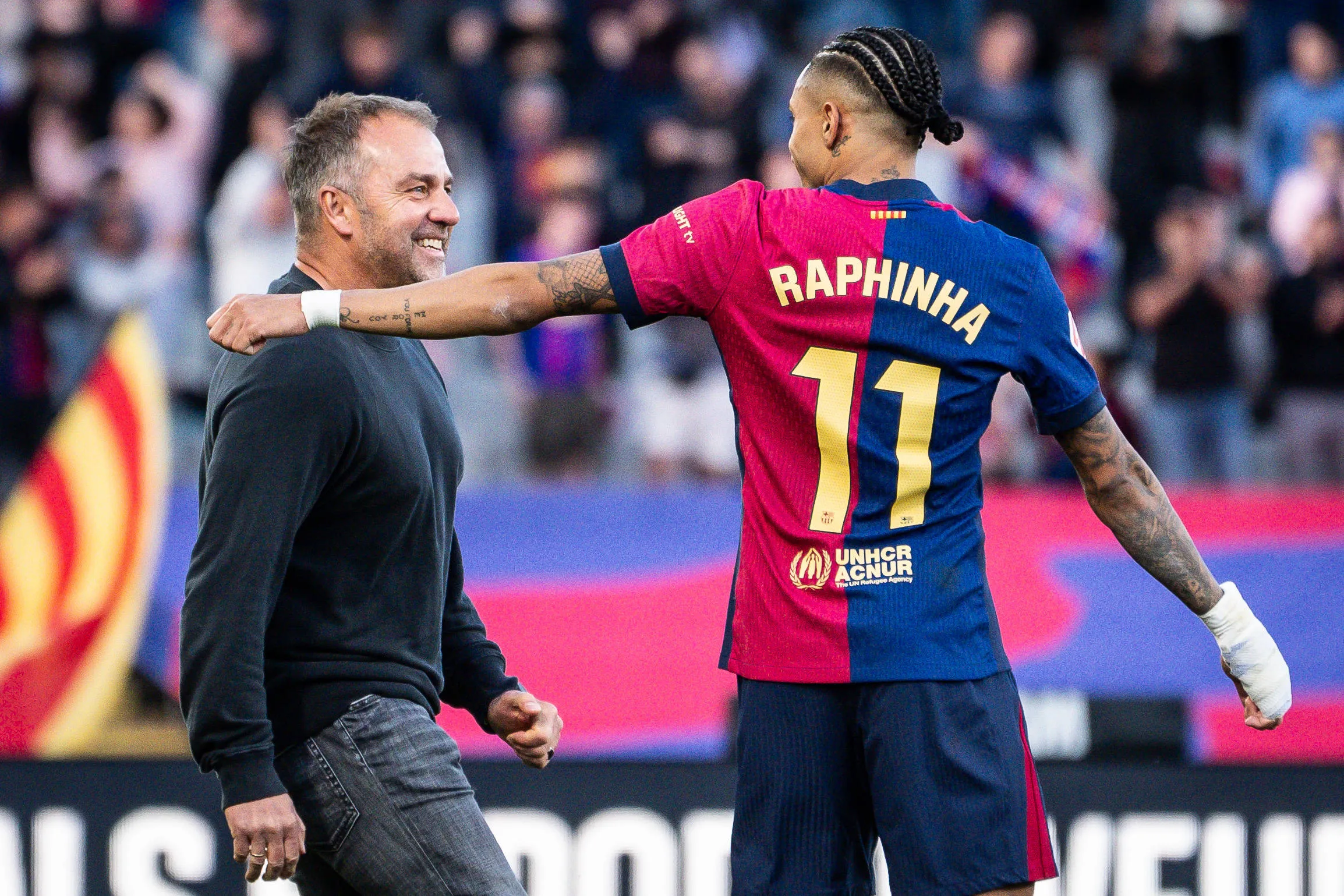 Hansi Flick e Raphinha se abraçam