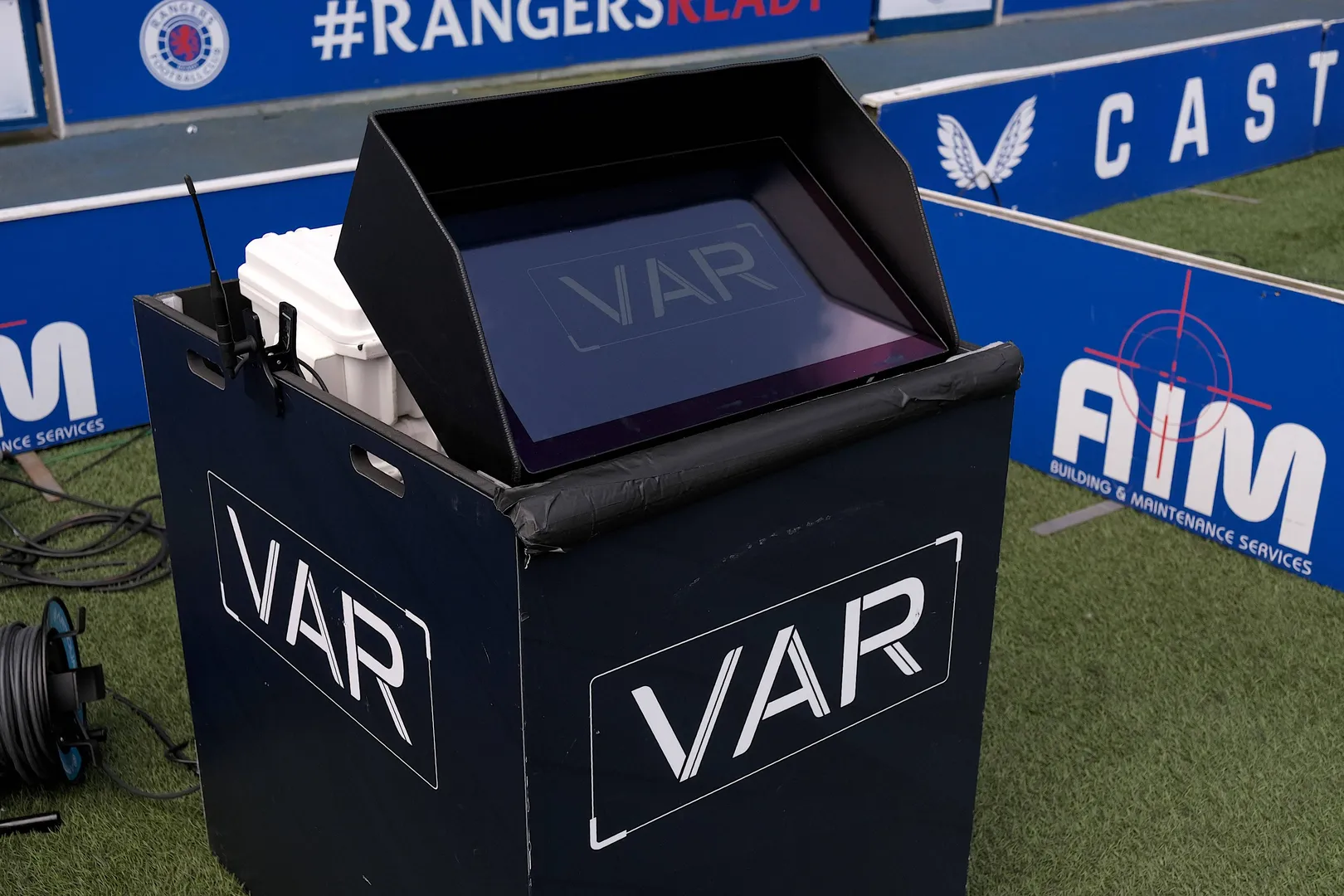 Monitor do VAR no est&aacute;dio do Rangers