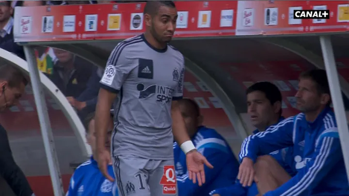 Payet cobrou t&atilde;o mal o escanteio que a bola bateu no placar e voltou