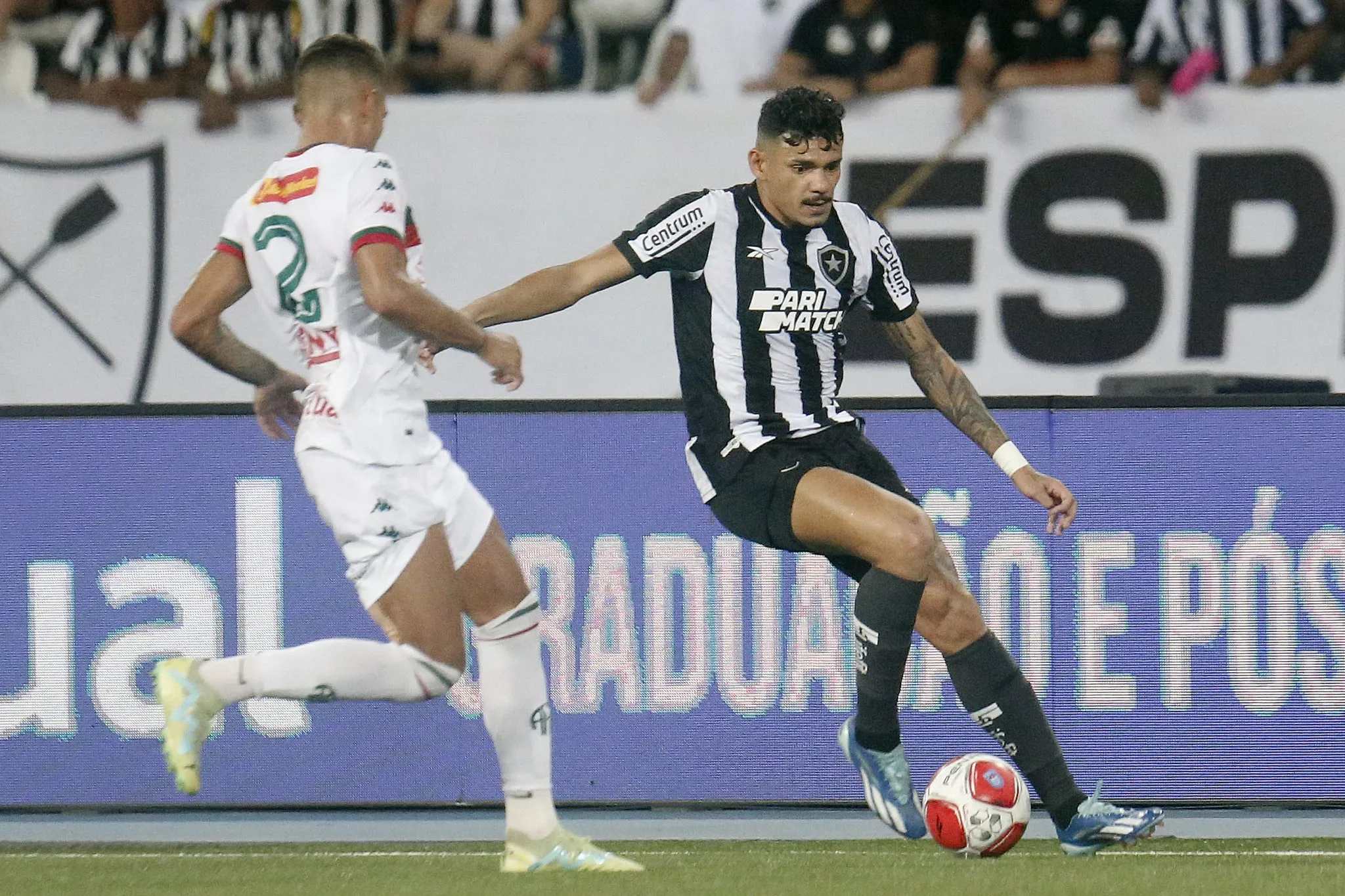 Tiquinho desencanta, mas Botafogo volta a trope&ccedil;ar e sai da campo vaiado ap&oacute;s empate com a Portuguesa