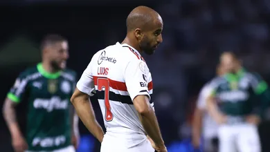 Protagonista na Copa do Brasil, Lucas pode deixar o S&atilde;o Paulo sem despedida e em seca de gols
