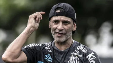 Pa&iacute;s para o envio do dinheiro vira novo impasse entre Santos e Bustos pelo fim do transfer ban