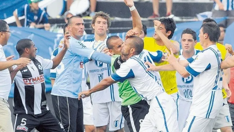 O jogo que teve 16 expulsos