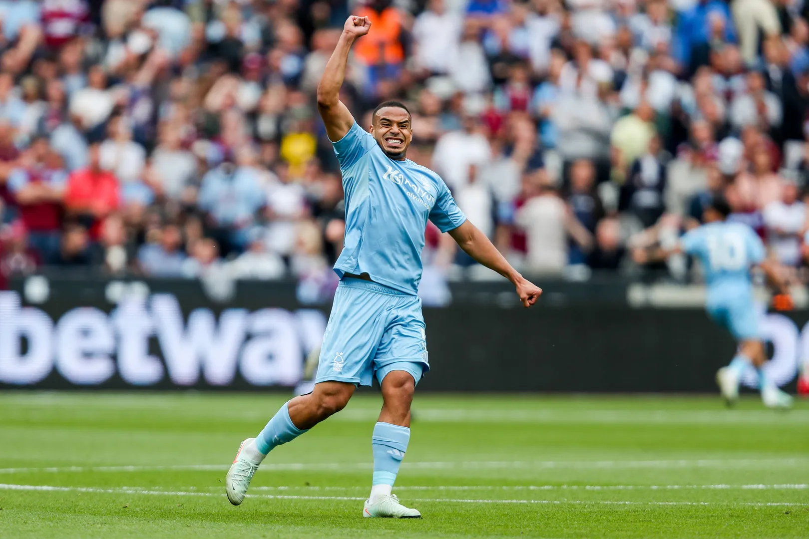 Murillo comemorando vit&oacute;ria do Nottingham Forest (Foto: Imago)