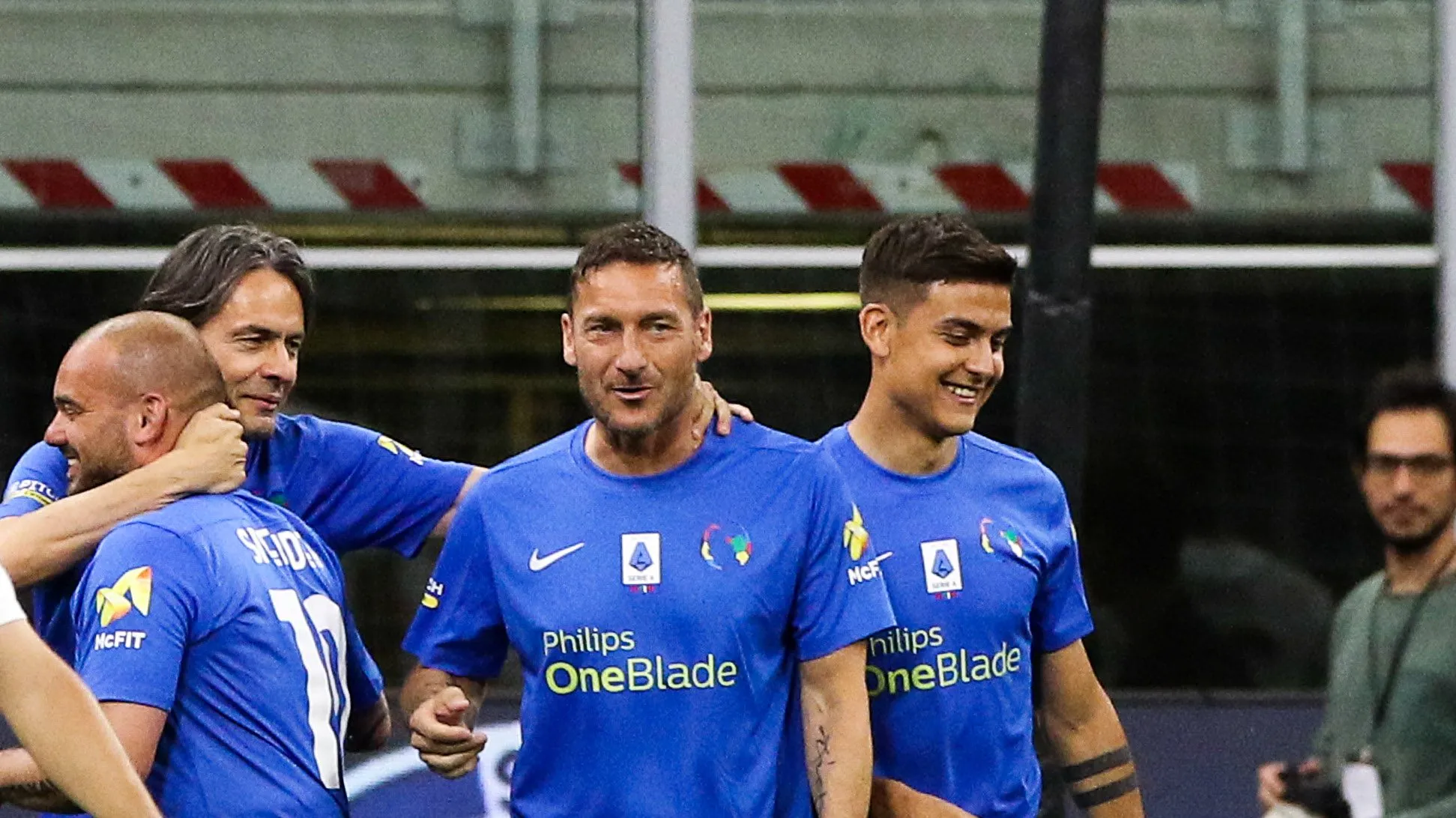 Totti e Dybala em jogo festivo