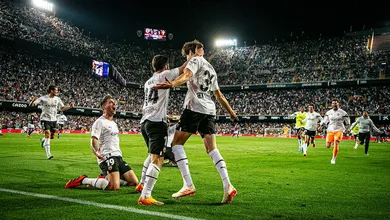 O garoto Javi Guerra acertou um chuta&ccedil;o aos 48 do 2&deg; tempo e deu uma virada &eacute;pica ao Valencia, que saiu do Z-3