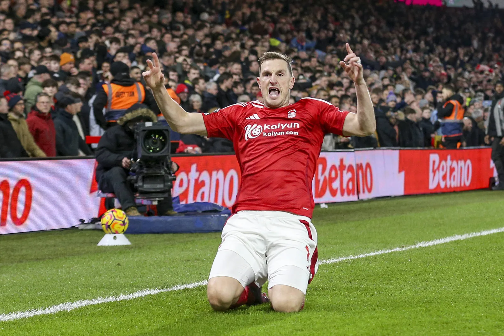 Chris Wood comemora ap&oacute;s marcar o gol do Forest contra o Liverpool (Foto: Imago)