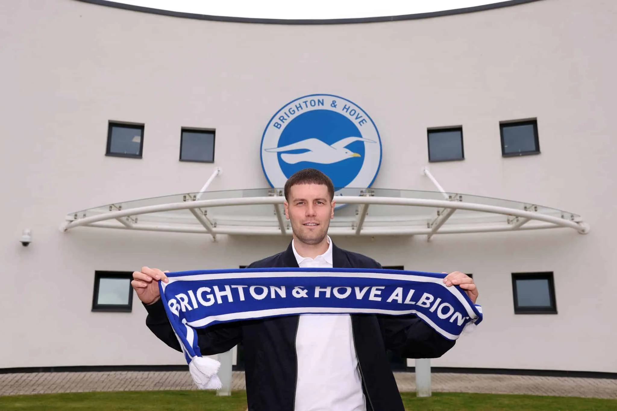 Novo t&eacute;cnico do Brighton joga sem meio-campistas! Como isso funciona?