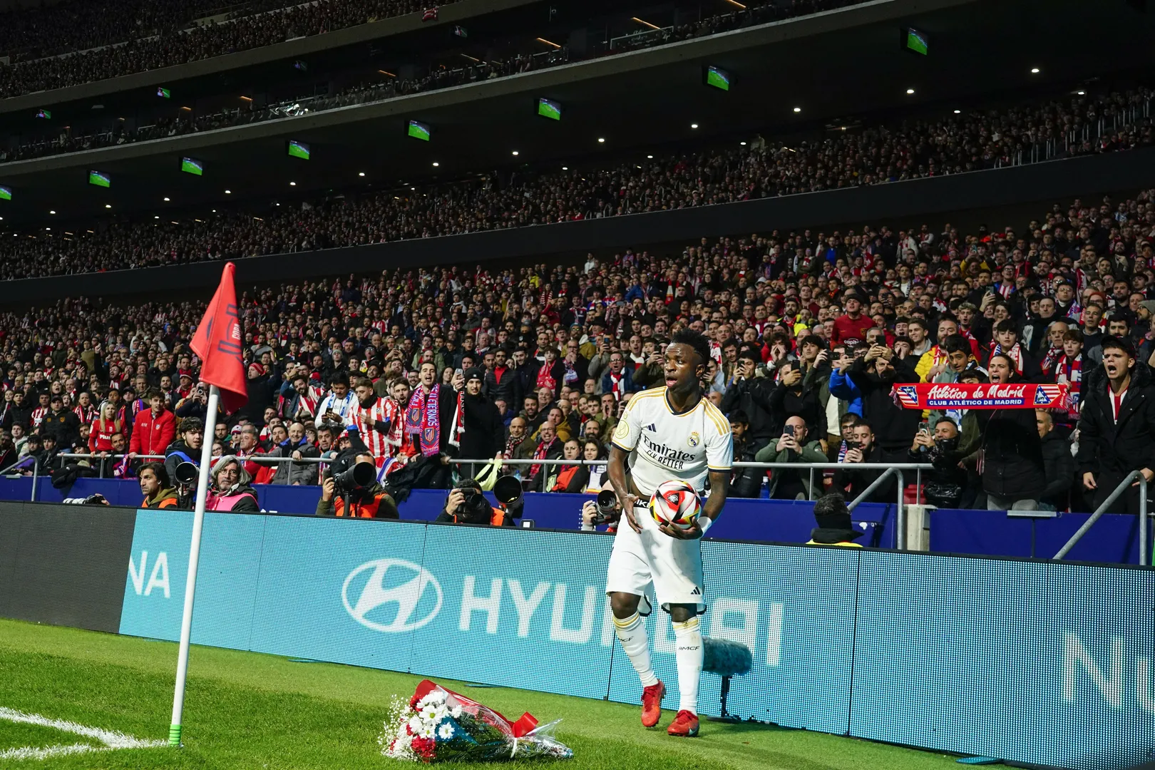 Foto: (Imago) - Vinicius Jr, do Real Madrid, durante jogo contra Atl&eacute;tico de Madrid