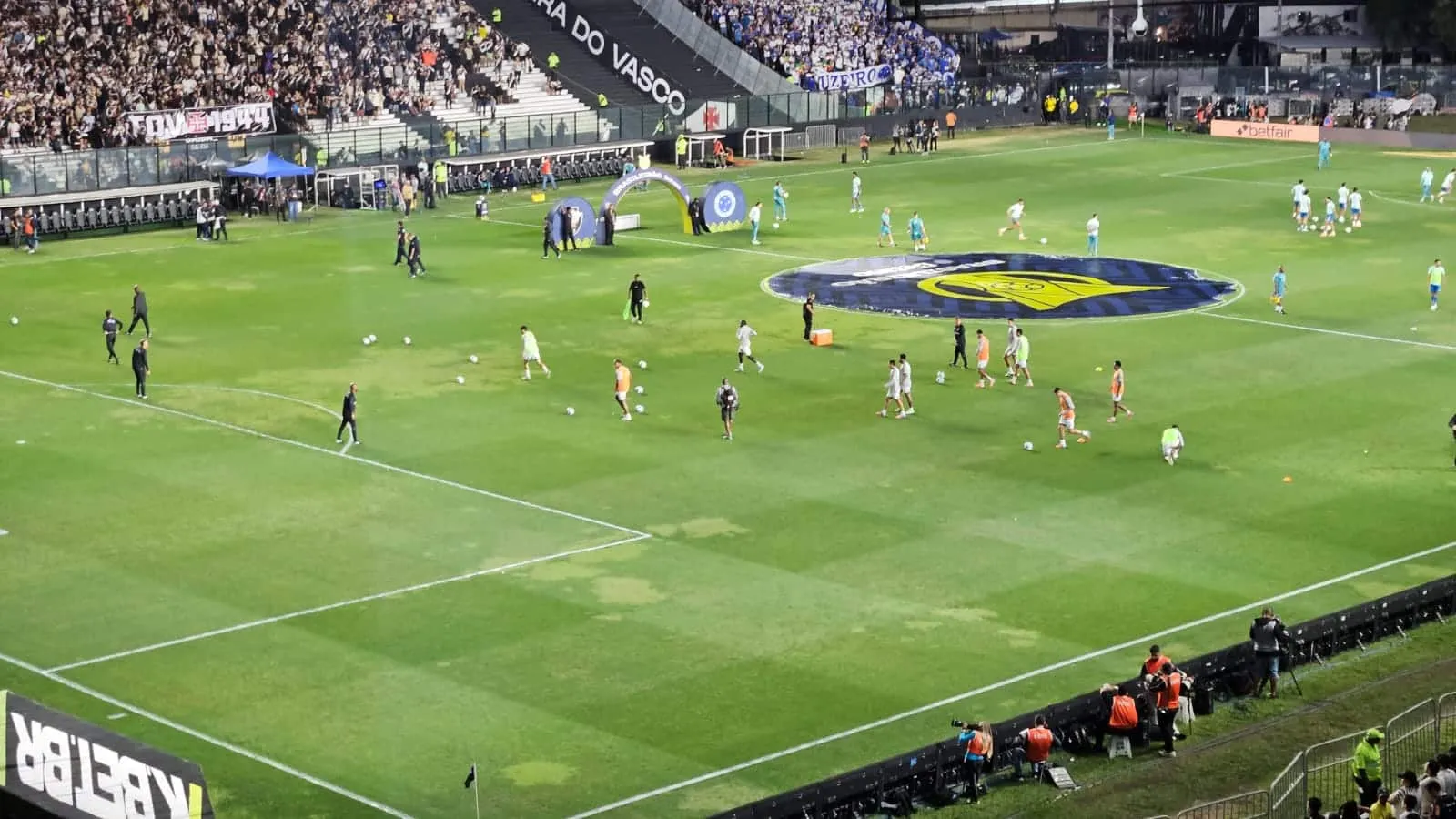 O que s&atilde;o as manchas no gramado de S&atilde;o Janu&aacute;rio? O que o Vasco deve fazer antes da reforma?