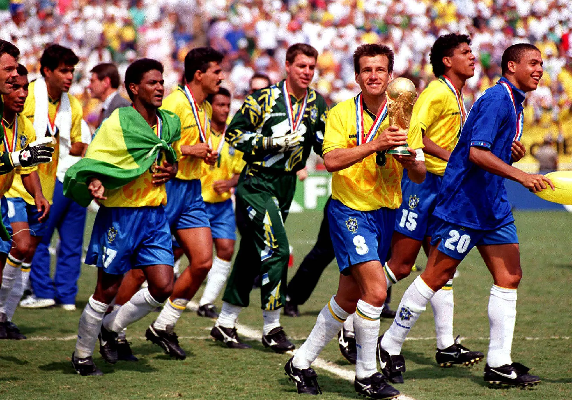 Sele&ccedil;&atilde;o brasileira celebrando o tetracampeonato em 1994 (Foto: IMAGO / Colorsport)