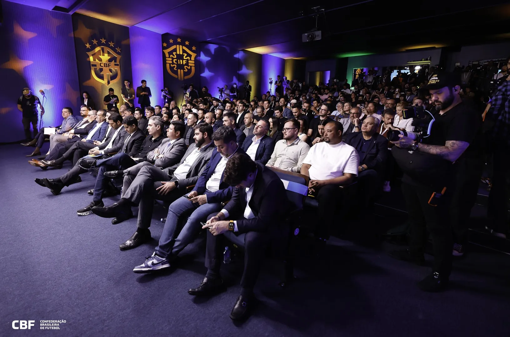 Equipe de filmagem acompanhou coletiva de Ancelotti (Foto: Rafael Ribeiro/CBF)