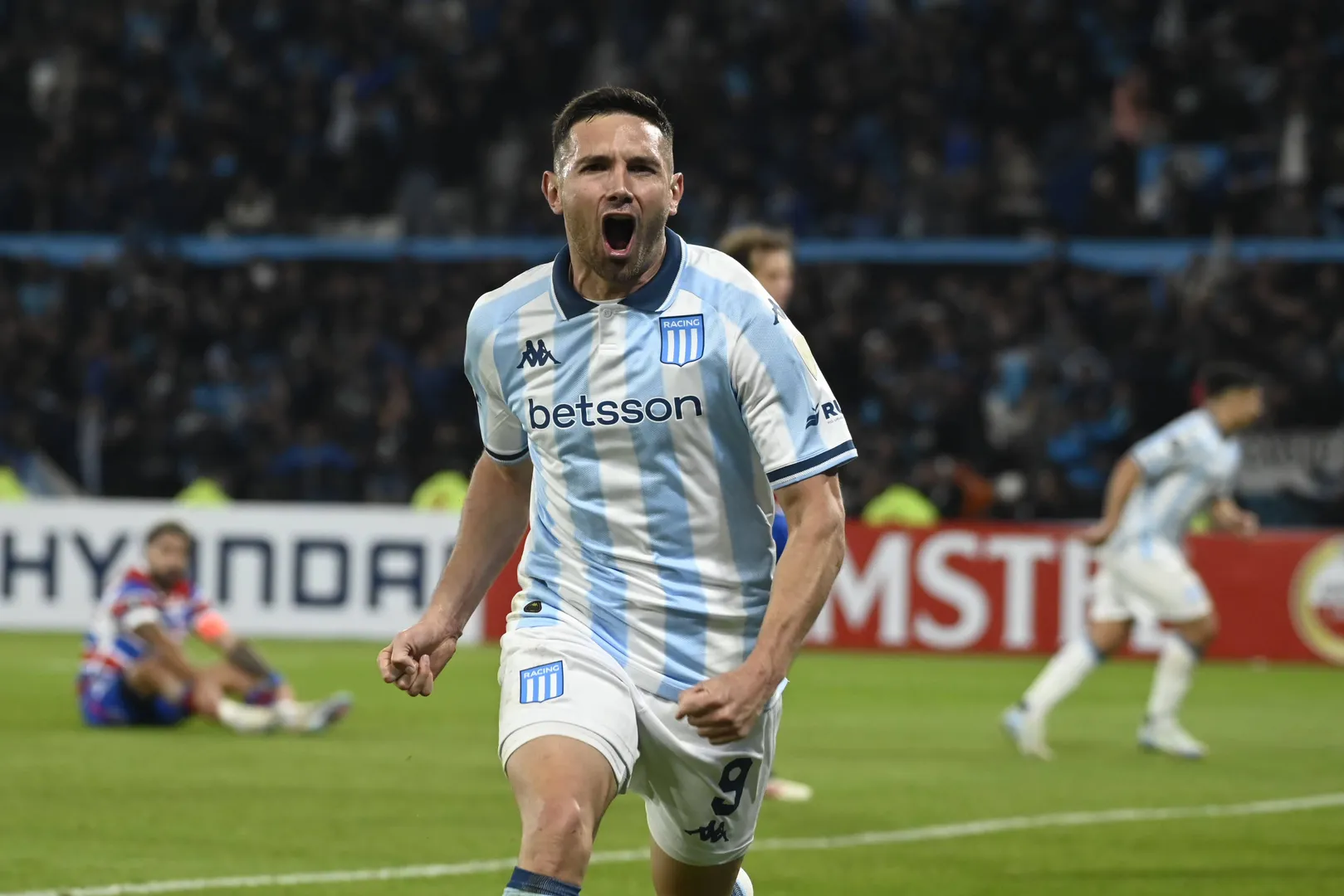 Adri&aacute;n Mart&iacute;nez comemora gol pelo Racing