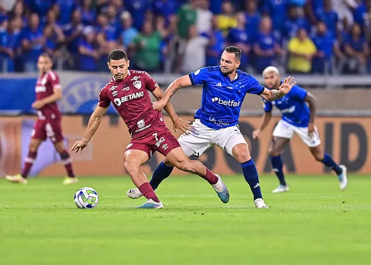 Andr&eacute; e Gilberto disputam bola em Cruzeiro 0 x 2 Fluminense