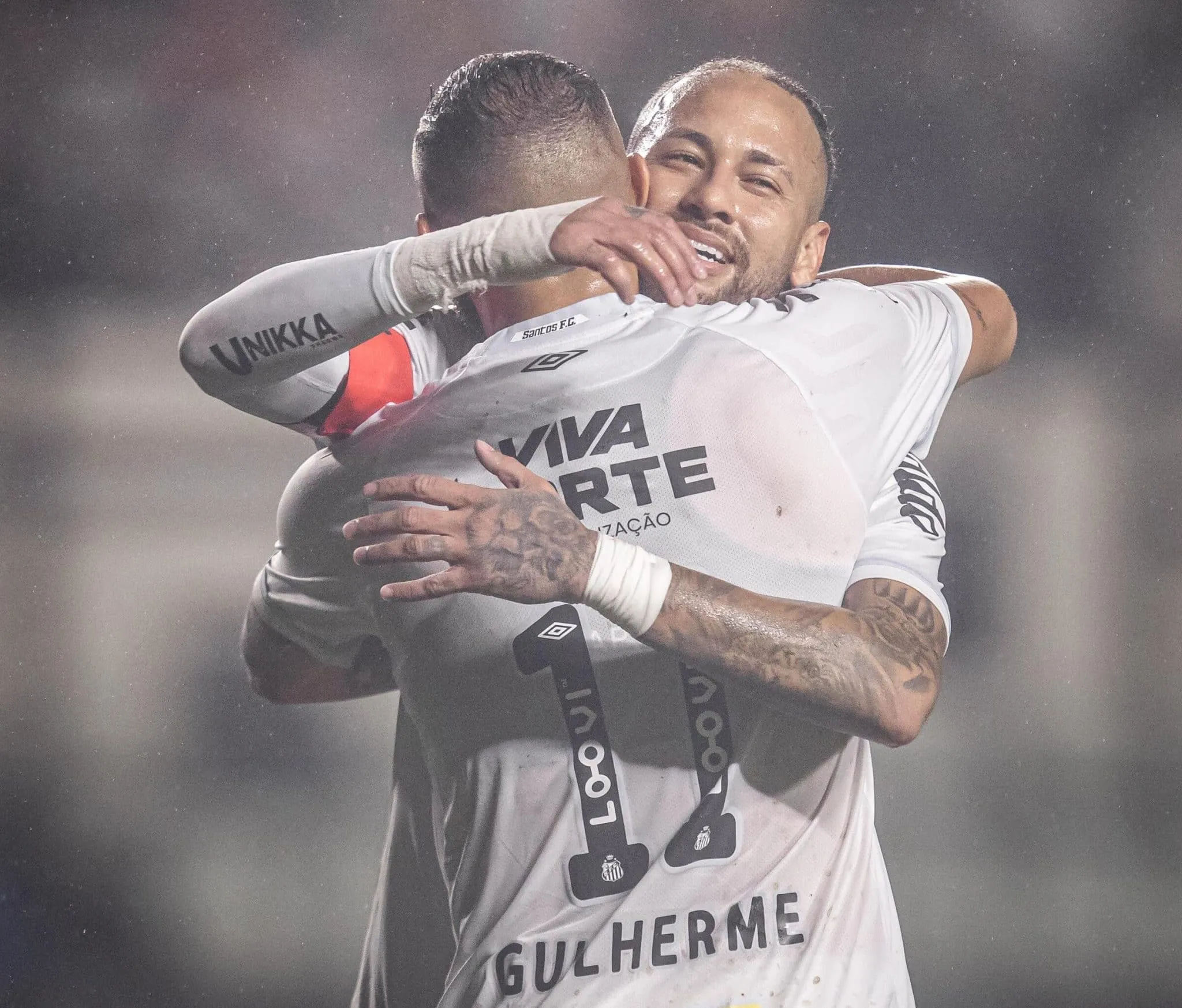 Guilherme abra&ccedil;a Neymar ap&oacute;s gol contra a Ferrovi&aacute;ria