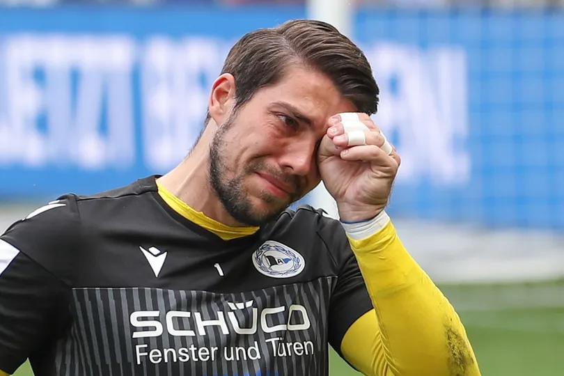 O goleiro Stefan Ortega chora em sua despedida pelo Arminia Bielefeld, clube que o revelou para o futebol