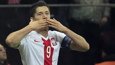 Recorde de Lewandowski decidiu a vaga da Pol&ocirc;nia na Euro em jogo emocionante