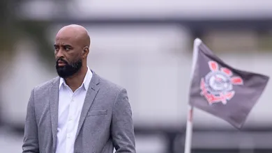 Crise cont&iacute;nua no Corinthians sobrecarrega Fabinho Soldado e faz clube temer sua sa&iacute;da
