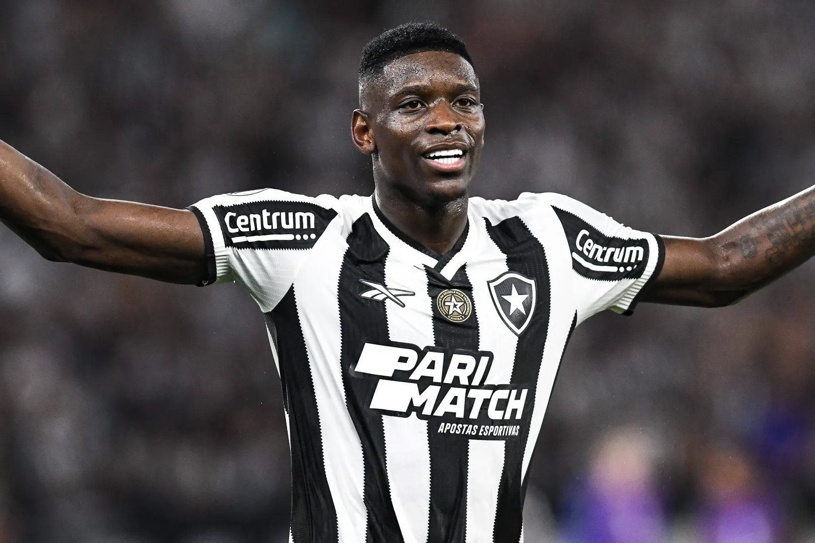 Luiz Henrique comemora ap&oacute;s marcar na goleada do Botafogo (Foto: Imago)