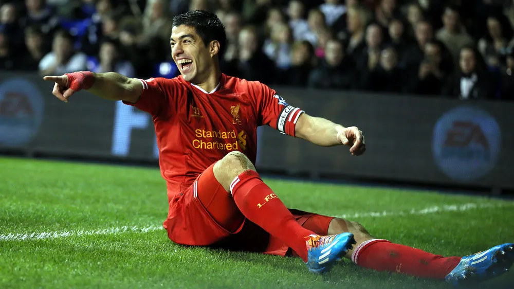 &Eacute; sempre bom lembrar: Su&aacute;rez perdeu os cinco primeiros jogos da Premier League por suspens&atilde;o. Ainda assim, fez 31 gols e foi artilheiro com sobras (Foto: AP)