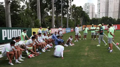 Palmeiras mant&eacute;m &lsquo;modelo Real Madrid&rsquo; de gest&atilde;o de elenco em renova&ccedil;&otilde;es de Mayke e Weverton