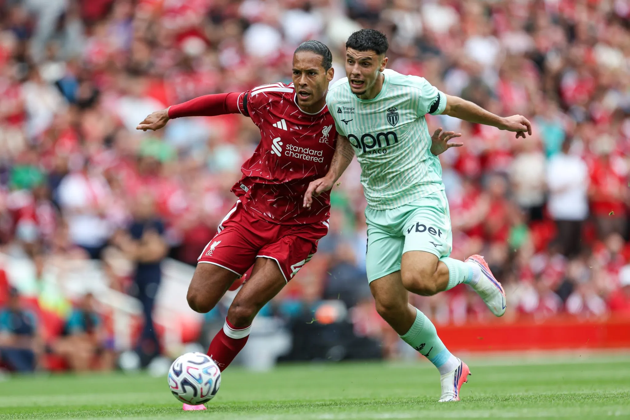 Virgil van Dijk e Matthis Abline durante Liverpool x Monaco (Foto: Imago/Action Plus)