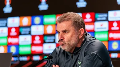 T&eacute;cnico do Tottenham quase discute com torcedor em campo: &lsquo;Vai cair com a gente&rsquo;