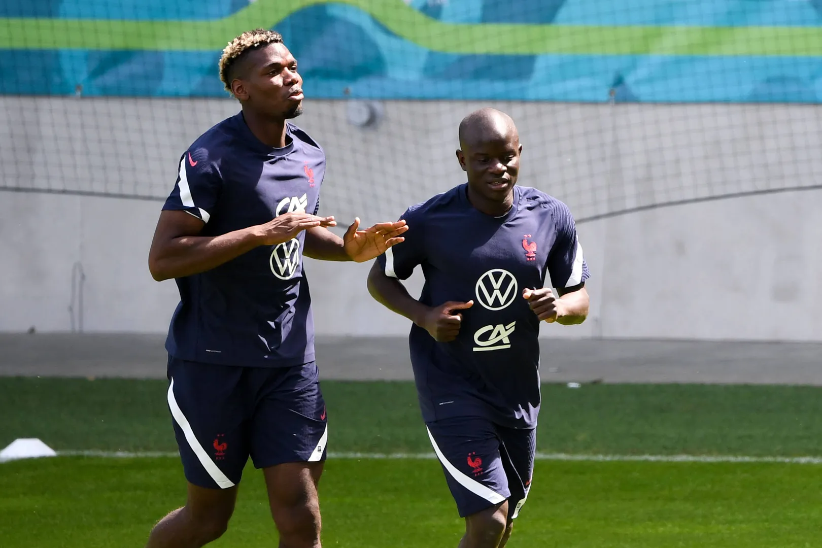 Pogba pode reencontrar Kant&eacute; caso decida partir para o futebol &aacute;rabe. 