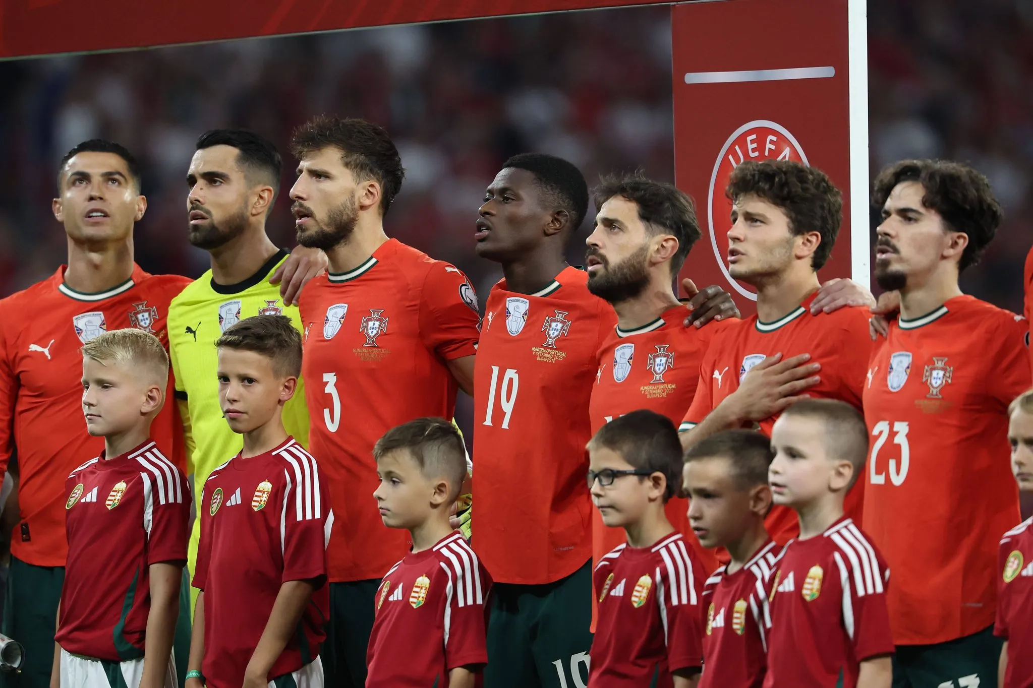 Jo&atilde;o Neves e Bernardo Silva perfilados com a sele&ccedil;&atilde;o portuguesa. Foto: IMAGO/HMB-Media