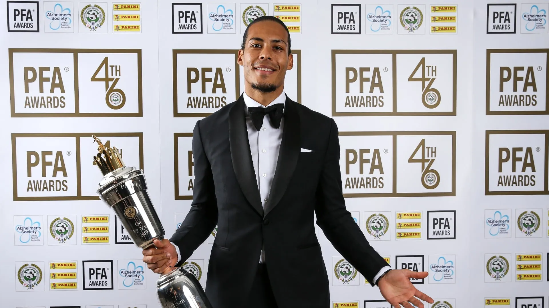 Pr&ecirc;mio reconhece a revolu&ccedil;&atilde;o que Van Dijk representou ao Liverpool