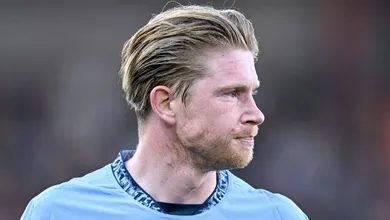 Por que De Bruyne pode ser &lsquo;for&ccedil;ado&rsquo; a jogar pelo City mesmo ap&oacute;s despedida do clube