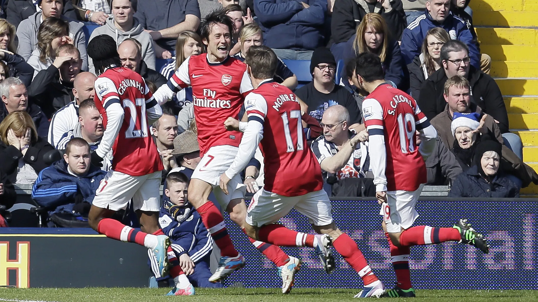 De volta ao passado! Rosicky destr&oacute;i e Arsenal sobe ao Top 4