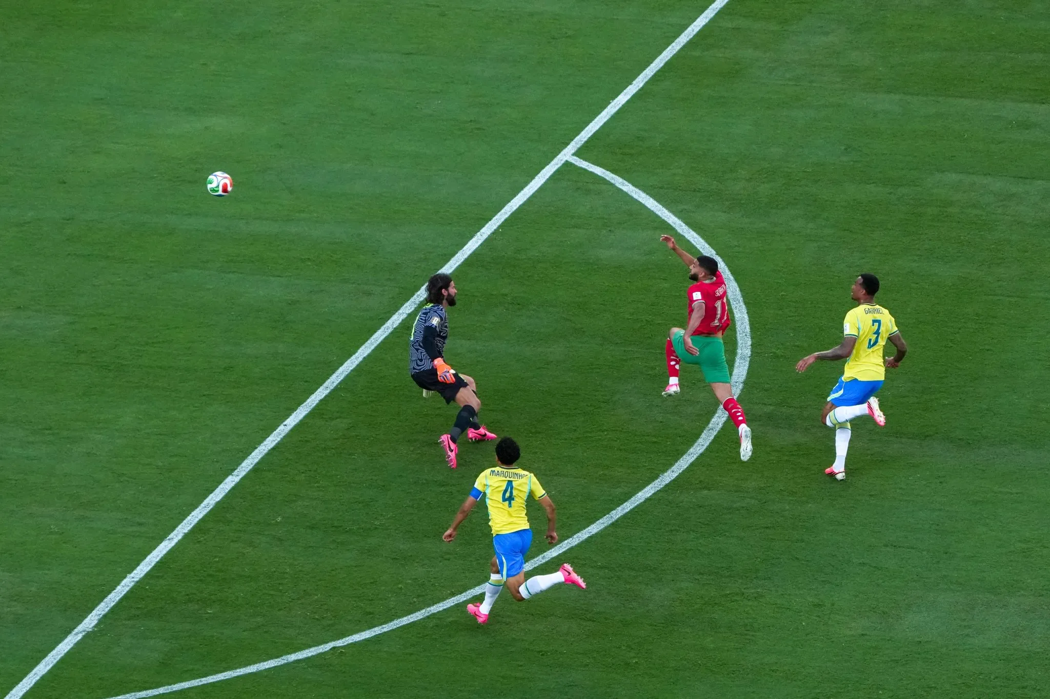 Salibari finaliza por cima de Alisson para abrir o placar (Foto: SUSA / Icon Sport)