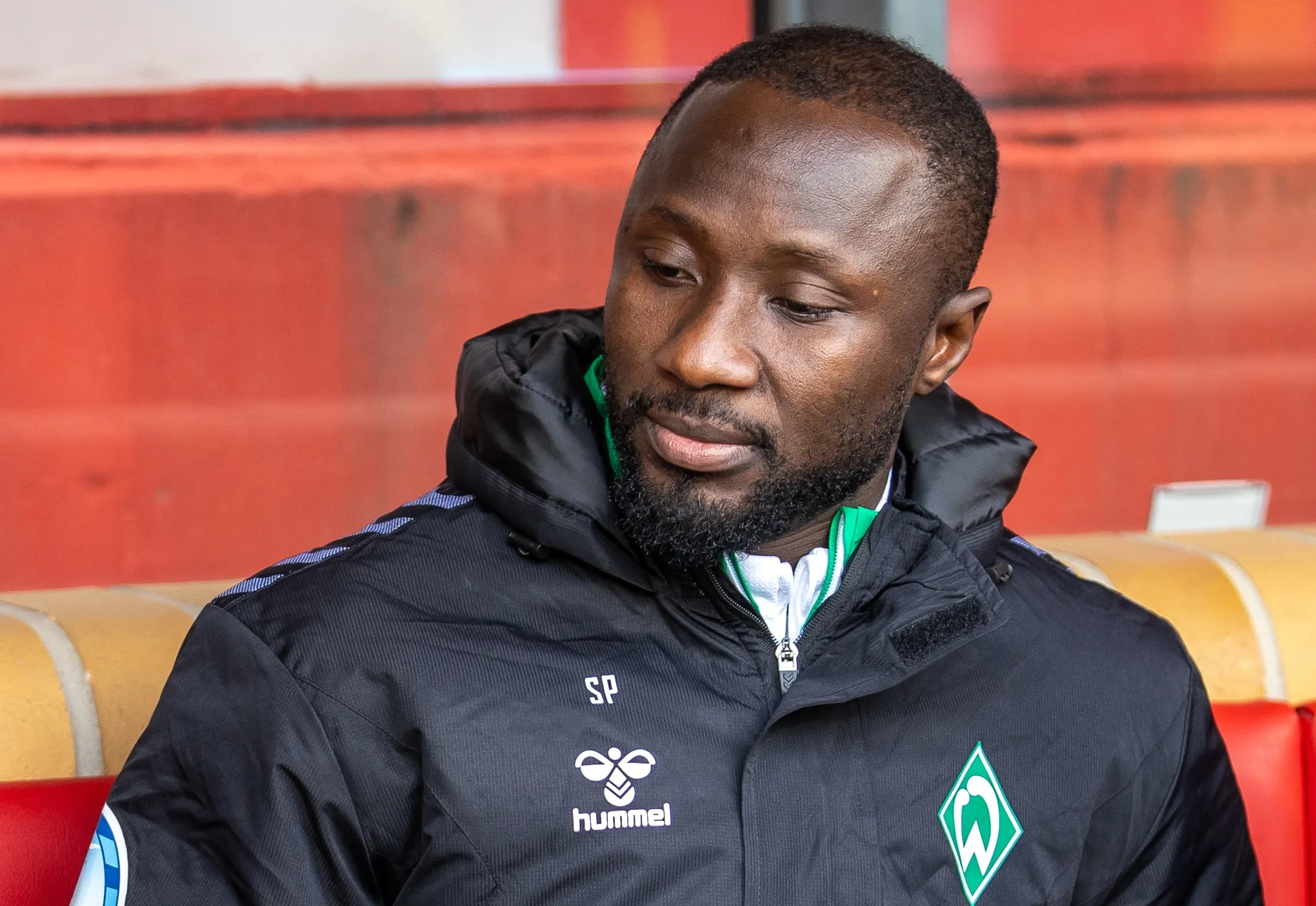 Jogador do Werder Bremen abandona partida por motivo inusitado e deve receber puni&ccedil;&atilde;o