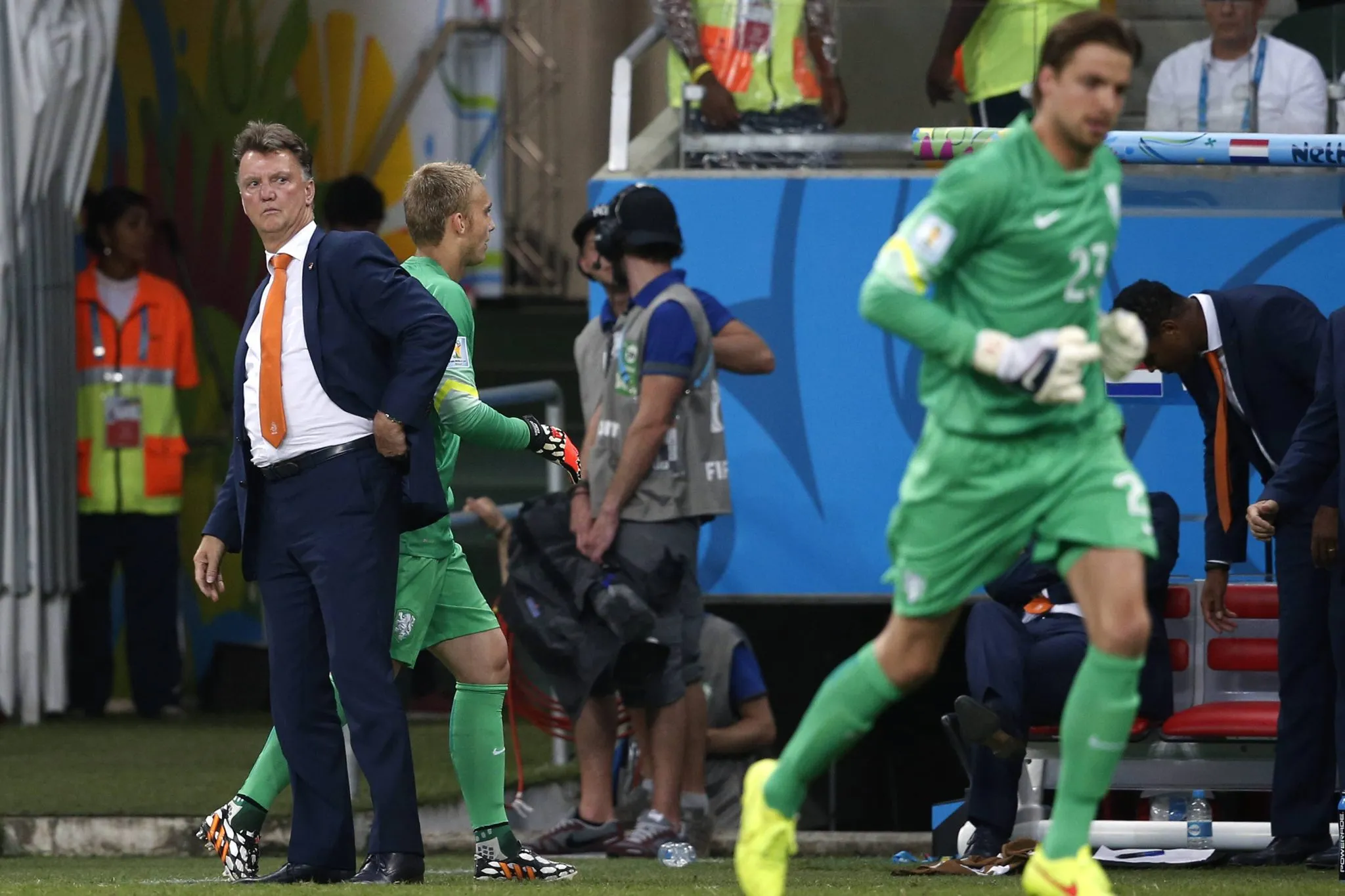 O momento em que Krul substitui Cillensen sob os olhos de Van Gaal. Foto: IMAGO/Pro Shots