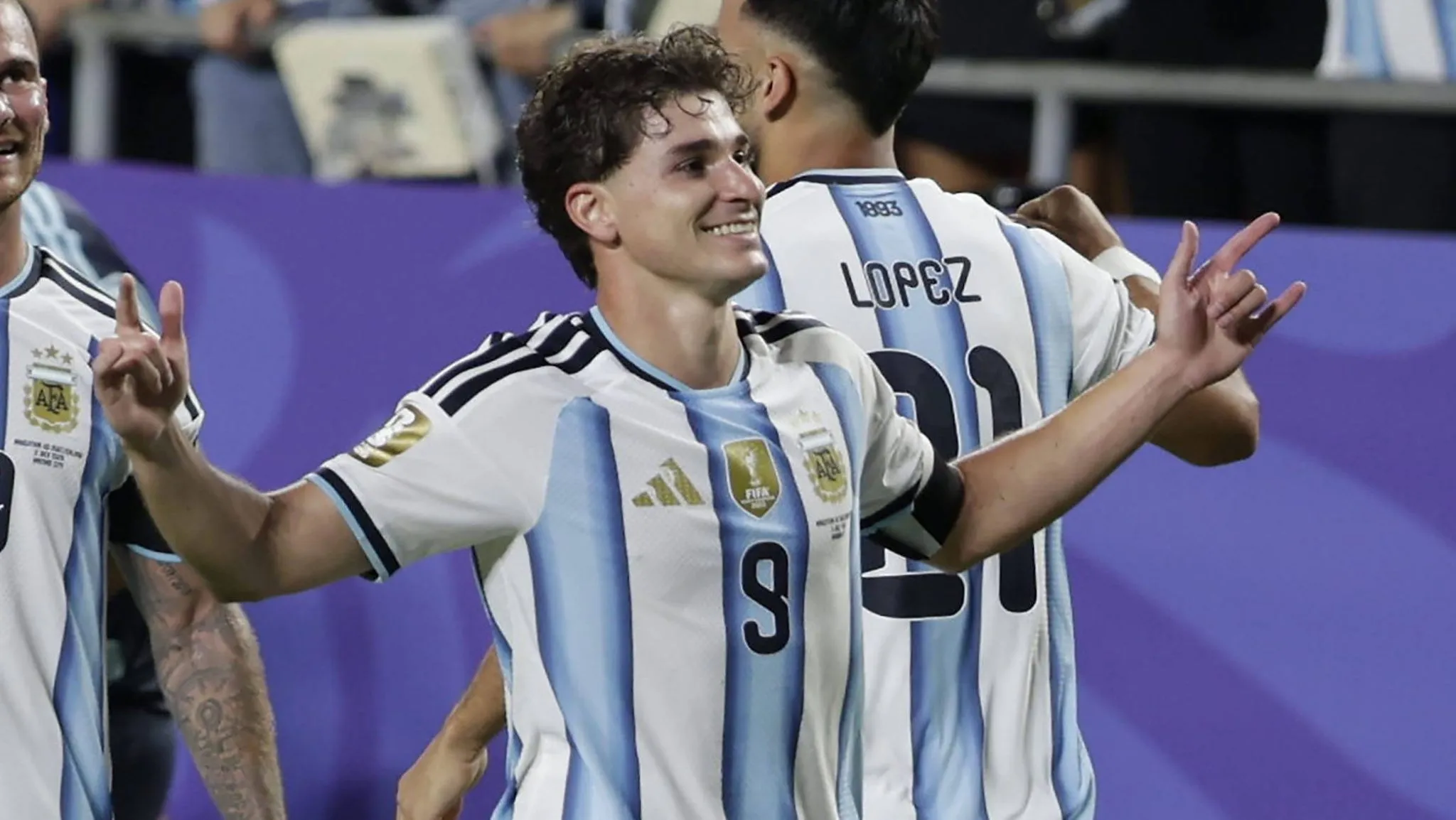 Argentina 3 x 1 Su&iacute;&ccedil;a: Messi e gola&ccedil;o de &Aacute;lvarez salvam time cansado e longe de sua filosofia
