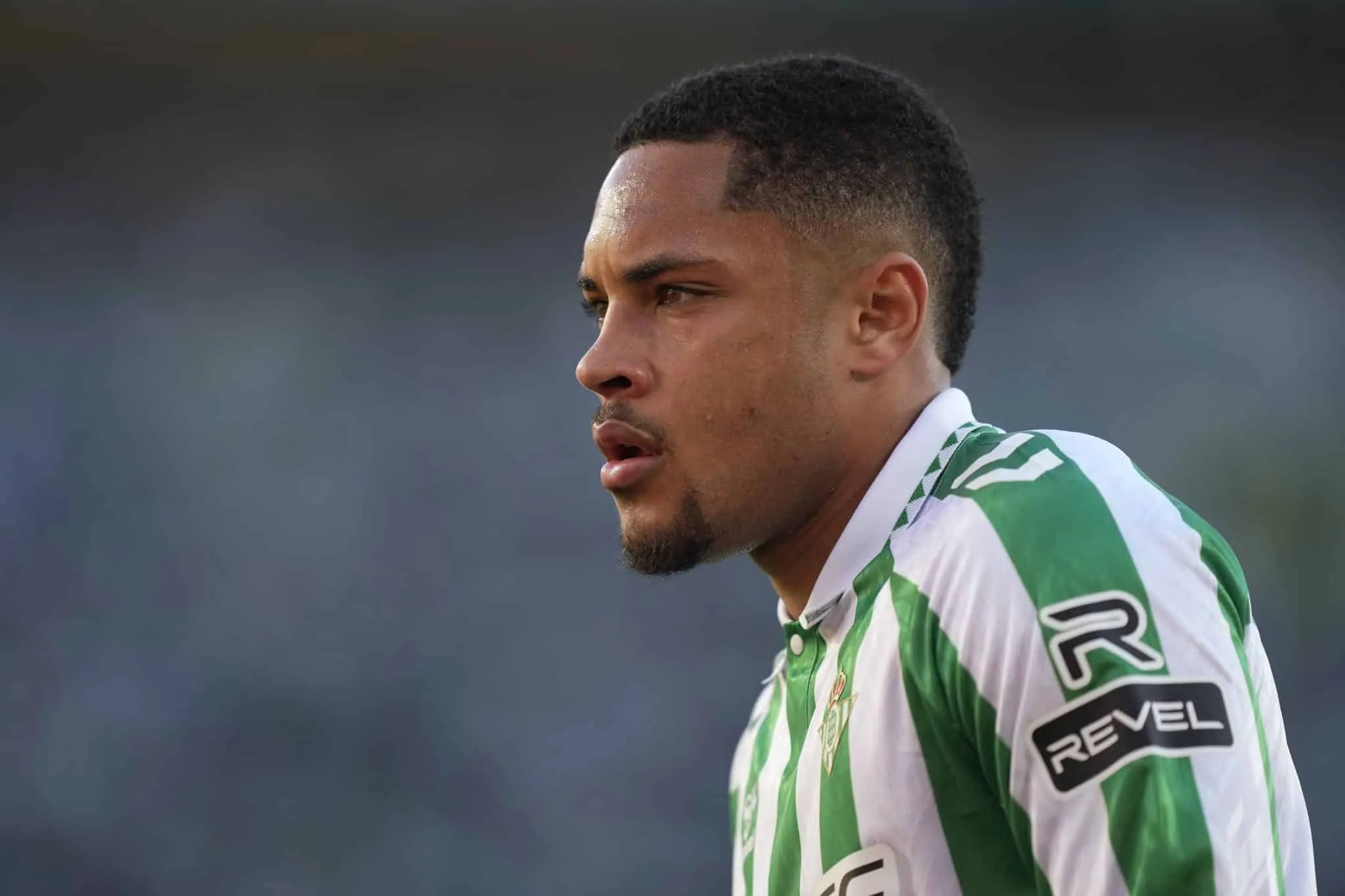 Vitor Roque perde gol no fim e outro brasileiro rouba a cena em derrota do Betis