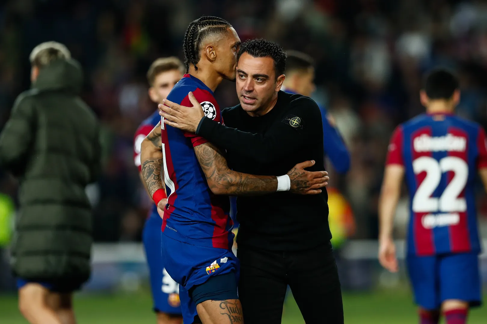 Foto: (Imago) - Raphinha e Xavi Hern&aacute;ndez pelo Barcelona