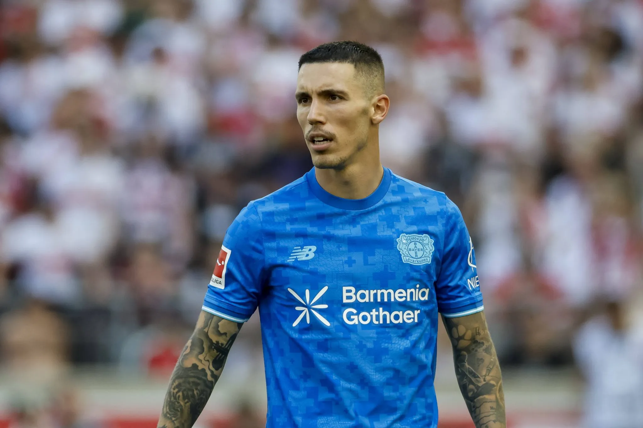 Grimaldo em a&ccedil;&atilde;o pelo Bayer Leverkusen 