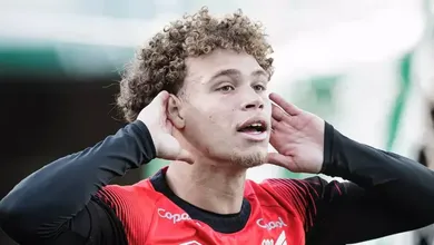 Multa superior a R$ 350 milh&otilde;es: Joia do Athletico entra na mira do futebol portugu&ecirc;s