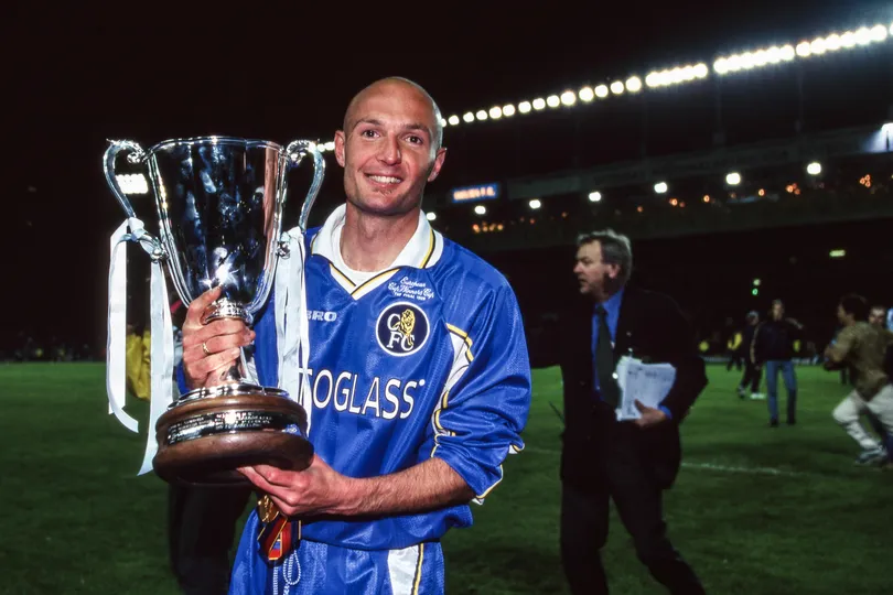 O zagueiro Frank Leboeuf, ent&atilde;o no Chelsea, com a ta&ccedil;a da Recopa Europeia de 1998, competi&ccedil;&atilde;o da Uefa j&aacute; extinta