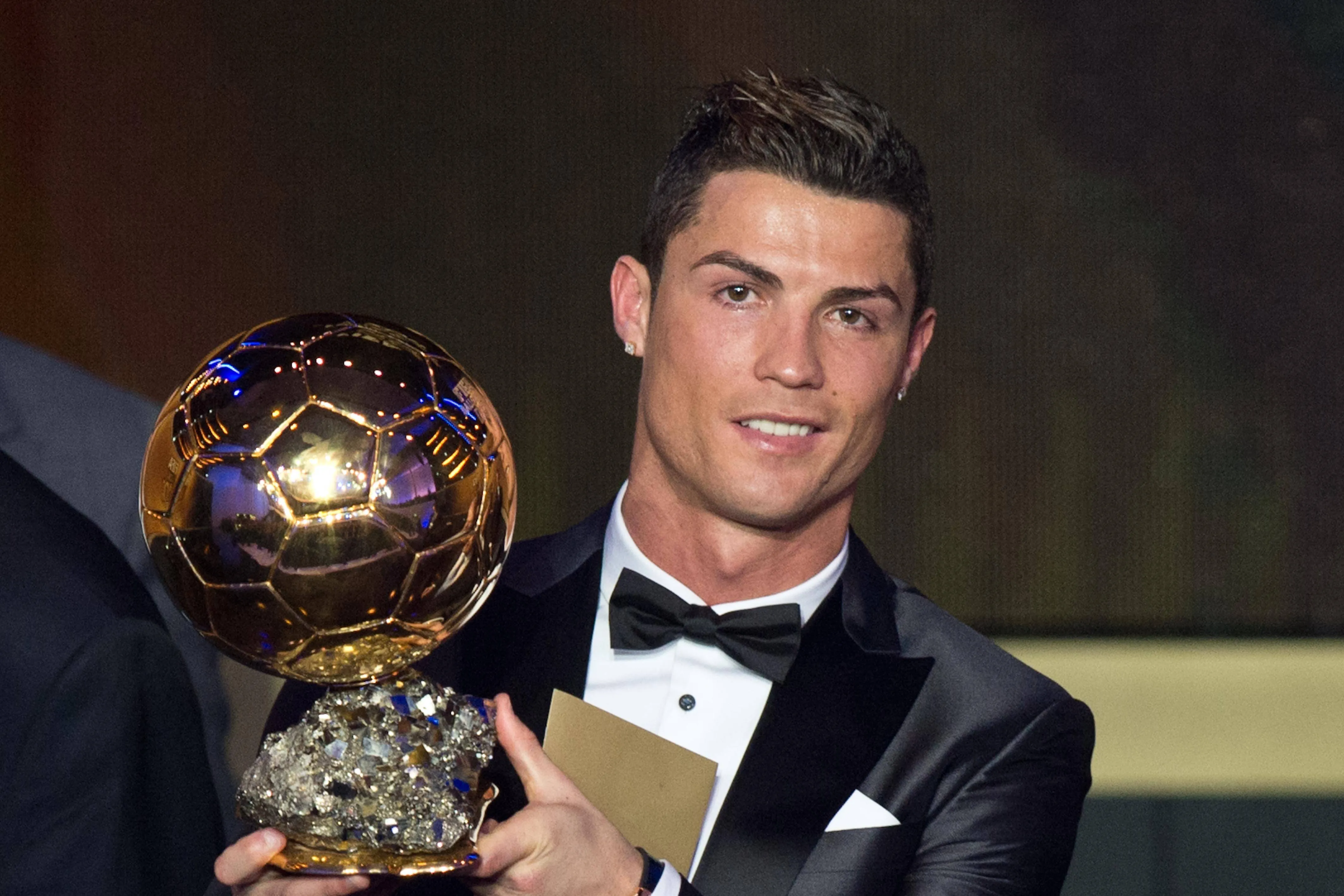 Cristiano Ronaldo com a Bola de Ouro de 2013