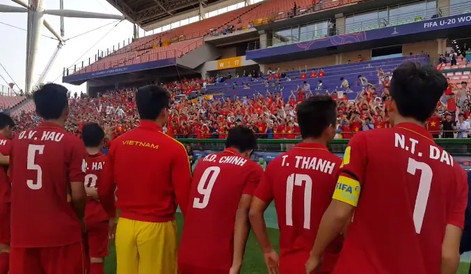 Orgulho: Apesar da queda, centenas de vietnamitas festejam sua sele&ccedil;&atilde;o no Mundial Sub-20