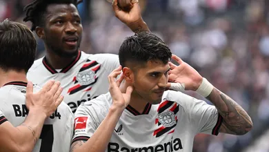 Imbat&iacute;vel, Leverkusen se imp&otilde;e e goleia Eintracht Frankfurt fora de casa