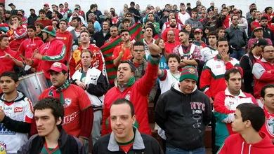 Torcida da Portuguesa invade treino para protestar e desafia jogadores para um amistoso