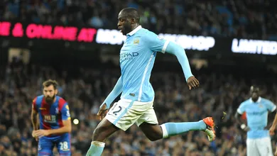 Depois de t&ecirc;-lo descartado no Barcelona, Guardiola v&ecirc; em Yaya Tour&eacute; uma pe&ccedil;a importante para o City