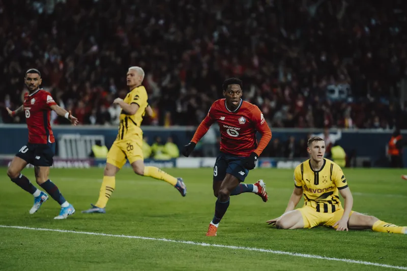 Jonathan David celebra gol pelo Lille