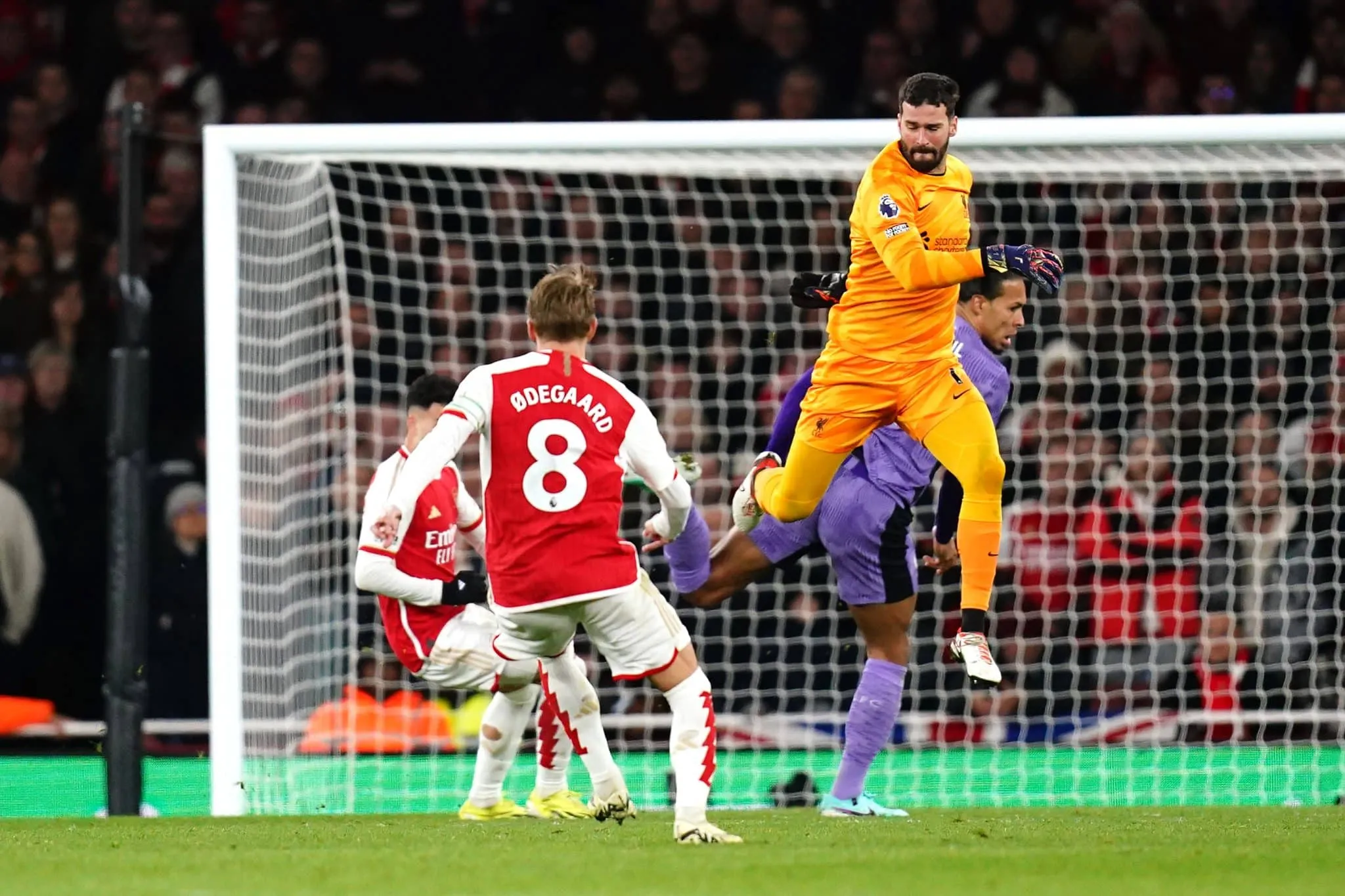 Liverpool abusa das falhas, perde por 3 a 1 para o Arsenal e v&ecirc; rival se aproximar na briga pelo t&iacute;tulo